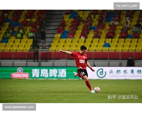 足协杯大战迎暴雨来袭 凤凰山如水帘洞降临赛场激情四射 足协杯大战迎暴雨来袭 凤凰山如水帘洞降临赛场激情四射
